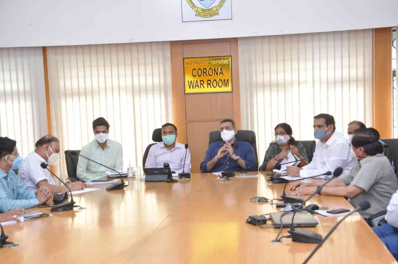 Nagpur Mayor Sandip Joshi, NMC Commissioner Radhakrishnan B alogn with others during the meeting